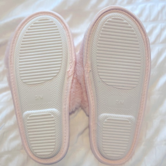 Brand new- Splendid faux fur sandals in pink. Size S/M - Picture 2 of 2